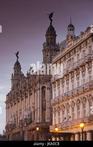 Cuba, La Habana, La Habana Vieja, Gran Teatro de la Habana e Hotel Inglaterra, alba Foto Stock