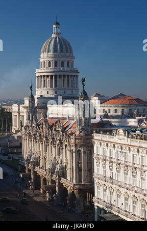 Cuba, La Habana, elevati vista città verso il Capitolio Nacional, mattina con El Teatro de La Habana Theatre, mattina Foto Stock