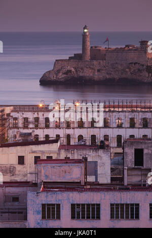 Cuba, La Habana, elevati vista città sopra Paseo de Marti verso il Castillo de los Tres Santos Reyes del Morro, alba Foto Stock