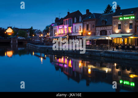Francia, regione Piccardia, dipartimento della Somme, Amiens, Quartier St-Leu, ristoranti lungo il fiume Somme, crepuscolo Foto Stock