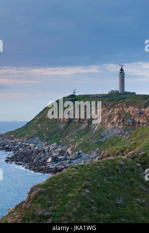 Francia, regione Nord - Pas de Calais, Pas de Calais Dipartimento, Cote d-Opale Area, Audinghen, Cap Gris Nez cape, vista del faro, crepuscolo Foto Stock