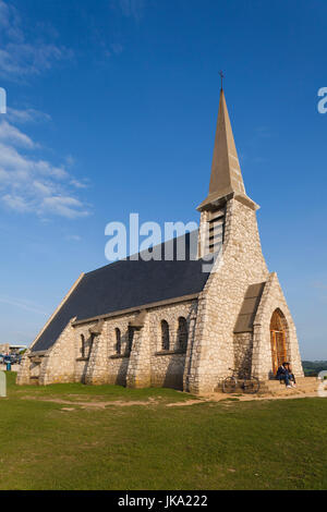 Francia, regione della Normandia, dipartimento Seine-Maritime, Etretat, Falaise De Amont scogliere, Eglise Notre Dame de la Garde chiesa Foto Stock