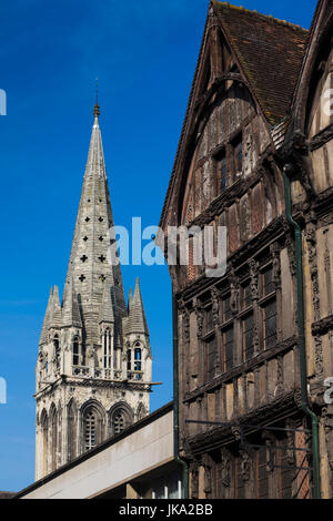 Francia, regione della Normandia, Dipartimento di Calvados, Caen, edificio lungo rue St-Pierre e l Eglise St-Sauveur chiesa Foto Stock