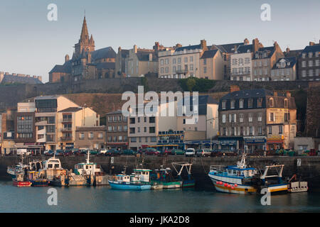 Francia, regione della Normandia, Manche Department, Granville, vista in elevazione del porto e Haut Ville, Città Alta, mattina Foto Stock