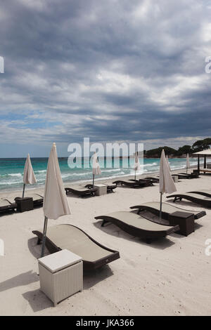 Francia, Corsica, Corse-du-Sud Dipartimento, Corsica Costa Sud Regione, Porto Vecchio-zona, Plage de Palombaggia Beach, spiaggia sdraio Foto Stock