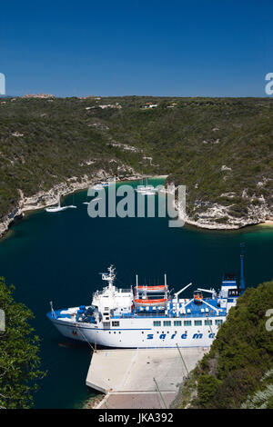 Francia, Corsica, Corse-du-Sud Dipartimento, Corsica Costa Sud Regione, Bonifacio, vista in elevazione della Corsica traghetto e Le Goulet de canale di Bonifacio Foto Stock