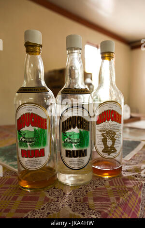 Dominica, Salisbury, Macoucherie Distilleria di Rum, bottiglie di rum Machoucherie Foto Stock