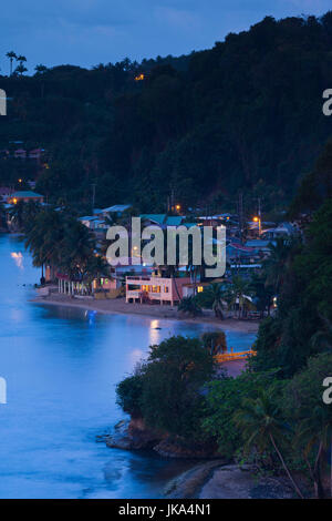 Dominica, Calibishie, elevati vista città, crepuscolo Foto Stock