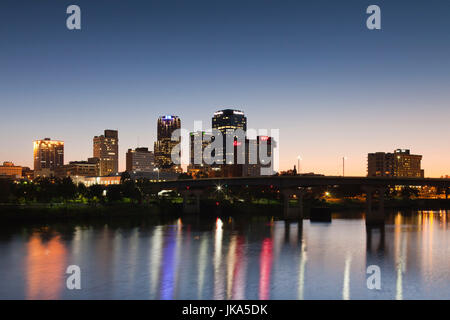 Stati Uniti d'America, Arkansas, Little Rock, skyline della città dal fiume Arkansas, crepuscolo Foto Stock