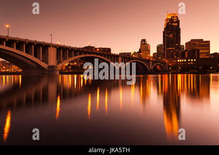 Stati Uniti d'America, Minnesota, Minneapolis, skyline con la Terza Avenue Bridge dal fiume Mississippi, crepuscolo Foto Stock