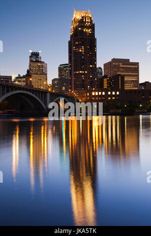 Stati Uniti d'America, Minnesota, Minneapolis, skyline con la Terza Avenue Bridge dal fiume Mississippi, crepuscolo Foto Stock