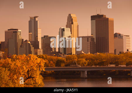 Stati Uniti d'America, Minnesota, Minneapolis, skyline dal fiume Mississippi, crepuscolo Foto Stock