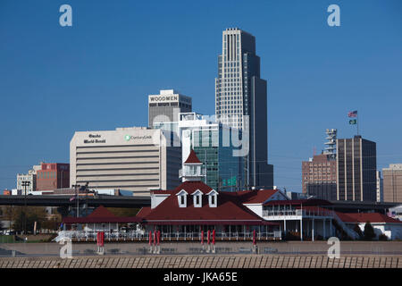 Stati Uniti d'America, Nebraska, Omaha, skyline dal fiume Missouri Foto Stock