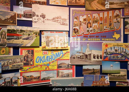 Stati Uniti d'America, Oklahoma, Clinton, Route 66 Museum, cartoline Foto Stock