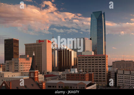 Stati Uniti d'America, Oklahoma, Oklahoma City, elevati dello skyline della città con la torre di Devon, crepuscolo Foto Stock