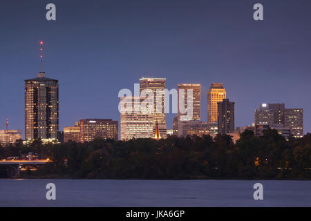 Stati Uniti d'America, Oklahoma, Tulsa, skyline dall'Arkansas River, crepuscolo Foto Stock