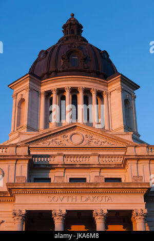 Stati Uniti d'America, Sud Dakota, Pierre, South Dakota State Capitol, esterna, tramonto Foto Stock