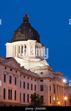 Stati Uniti d'America, Sud Dakota, Pierre, South Dakota State Capitol, esterna, crepuscolo Foto Stock