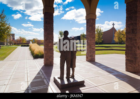 Stati Uniti d'America, Sud Dakota, Mitchell, il McGovern Museo Legacy, Dakota Wesleyan University, museo dedicatd al Senatore George McGovern, noi democratici candidato presidenziale durante la Guerra del Vietnam era, statua del senatore George Mcgovern e la moglie Eleonora Foto Stock