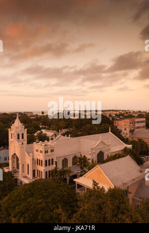 Stati Uniti d'America, Florida, Florida Keys, Key West, San Paolo Chiesa Episcopale e Duval Street, vista in elevazione, crepuscolo Foto Stock