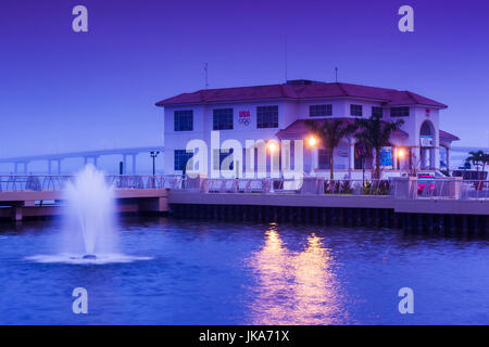 Stati Uniti d'America, Florida, costa del Golfo, Fort Myers Downtown, River District, costruito 2012, fontane, alba Foto Stock