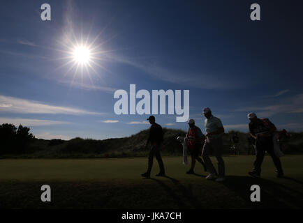 In Irlanda del Nord la Rory McIlroy e Stati Uniti d'America's Gary bosco a piedi verso il basso di un fairway durante la terza giornata del Campionato Open 2017 al Royal Birkdale Golf Club, Southport. Foto Stock