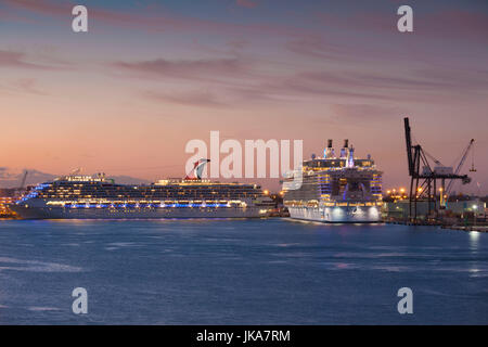Stati Uniti d'America, Florida, Fort Lauderdale, Port Everglades, navi da crociera, alba Foto Stock
