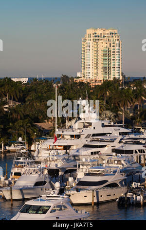 Stati Uniti d'America, Florida, Fort Lauderdale, città vista da via navigabile Intercoastal con yachts Foto Stock