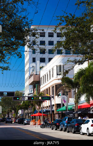 Stati Uniti d'America, Florida, West Palm Beach, Clematis Street, nel centro cittadino Foto Stock