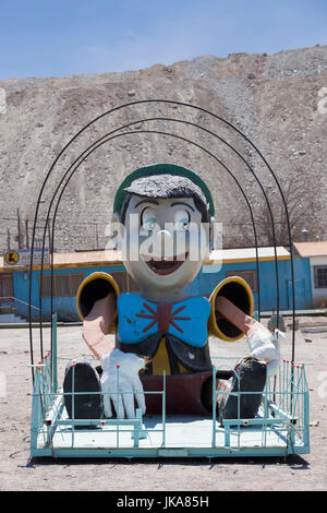 Il Cile, Calama-zona, Chuquicamata, ex miniere di rame di Ghost Town, Pinocchio statua nel parco giochi Foto Stock