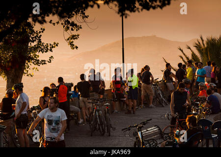 Il Cile, Santiago del Cerro San Cristobal Hill, visitatori crepuscolo Foto Stock