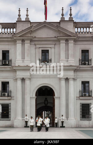 Il Cile, Santiago, il Palacio de la Moneda, Palazzo Presidenziale, il cambio della guardia cerimonia Foto Stock