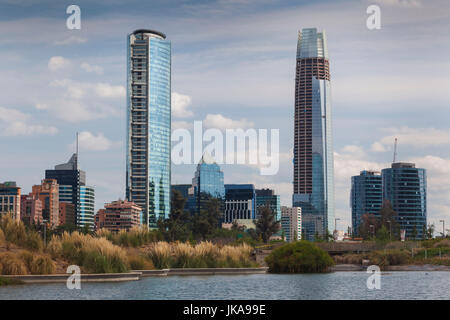 Il Cile, Santiago Vitacura area, Parque Parco bicentenario, vista la Gran Torre torre di Santiago Foto Stock