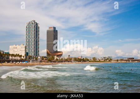 Vista della spiaggia e nelle vicinanze di edifici a Barcellona, Spagna Foto Stock