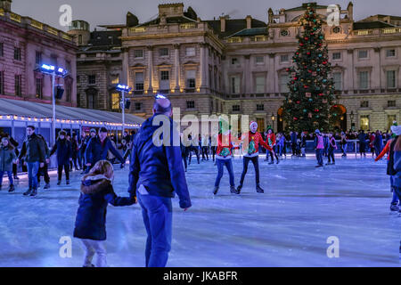 London, England, Regno Unito - 29 dicembre 2016: Pattinaggio su ghiaccio a Somerset House nella settimana di Natale, con i pattinatori godendo l'esperienza. Foto Stock