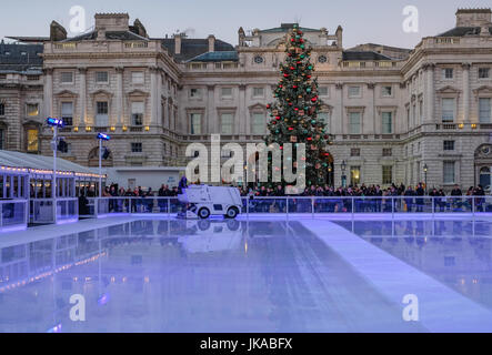 London, England, Regno Unito - 29 dicembre 2016: pista di pattinaggio su ghiaccio pronto per la prossima sessione al Somerset House. Prese in prima serata su un luminoso winter's Foto Stock