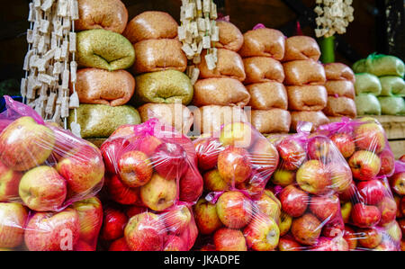 La vendita di frutta fresca (apple) al mercato rurale in Bhutan. Close up. Foto Stock