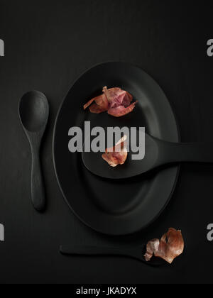 Ancora in vita la buccia di colore rosso o violaceo onion styling food art decoration Foto Stock