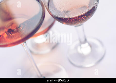 Vista dettagliata del vino rosato bicchieri di diverse forme e dimensioni con il fuoco selettivo Foto Stock