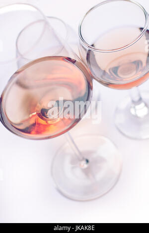 Vista dettagliata del vino rosato bicchieri di diverse forme e dimensioni con il fuoco selettivo Foto Stock