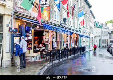 La città di Quebec, Canada - 31 Maggio 2017: città vecchia strada Rue Couillard con uomo menu di lettura del ristorante Portofino Foto Stock
