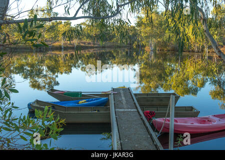 Kayak presso la diga, Cobbold Gorge, Queensland, Australia Foto Stock