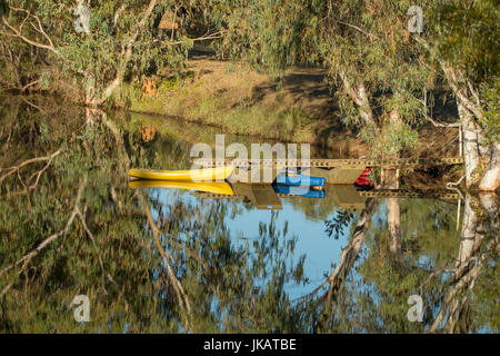 Kayak presso la diga, Cobbold Gorge, Queensland, Australia Foto Stock