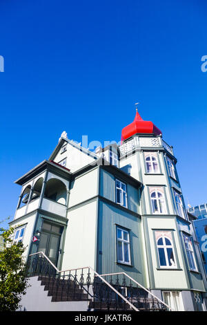 Vivacemente colorato edificio residenziale in Reykjavik Foto Stock