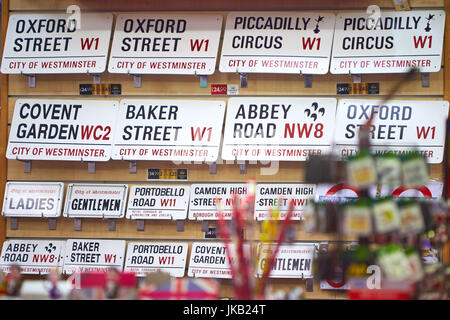 Souvenir Londra cartelli stradali per la vendita in un negozio nel centro di Londra Foto Stock