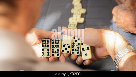 I pensionati anziani e tempo libero. Vecchio latino uomini del divertimento e del gioco di domino a Cuba. Foto Stock