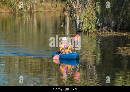 Kayakking sulla diga, Cobbold Gorge Resort, Queensland, Australia Foto Stock