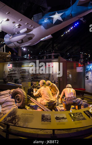 Stati Uniti d'America, Virginia, Triangolo, Museo Nazionale del Marine Corps, WW2-SER F4F Wildcat aereo da combattimento e la squadra di artiglieria Foto Stock