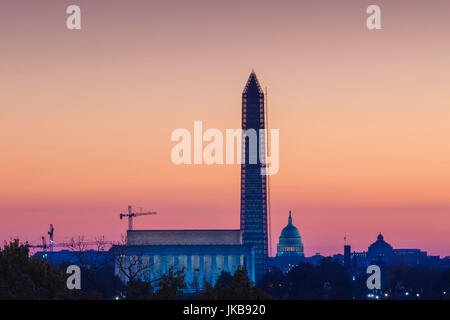 Stati Uniti d'America, Washington DC, il Lincoln Memorial, il Monumento a Washington e il Campidoglio US, alba