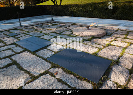 Stati Uniti d'America, Virginia, Arlington, il Cimitero Nazionale di Arlington, tombe di ex presidente degli Stati Uniti John Fitzgerald Kennedy e sua moglie, Jaqueline Bouvier Kennedy Onassis Foto Stock